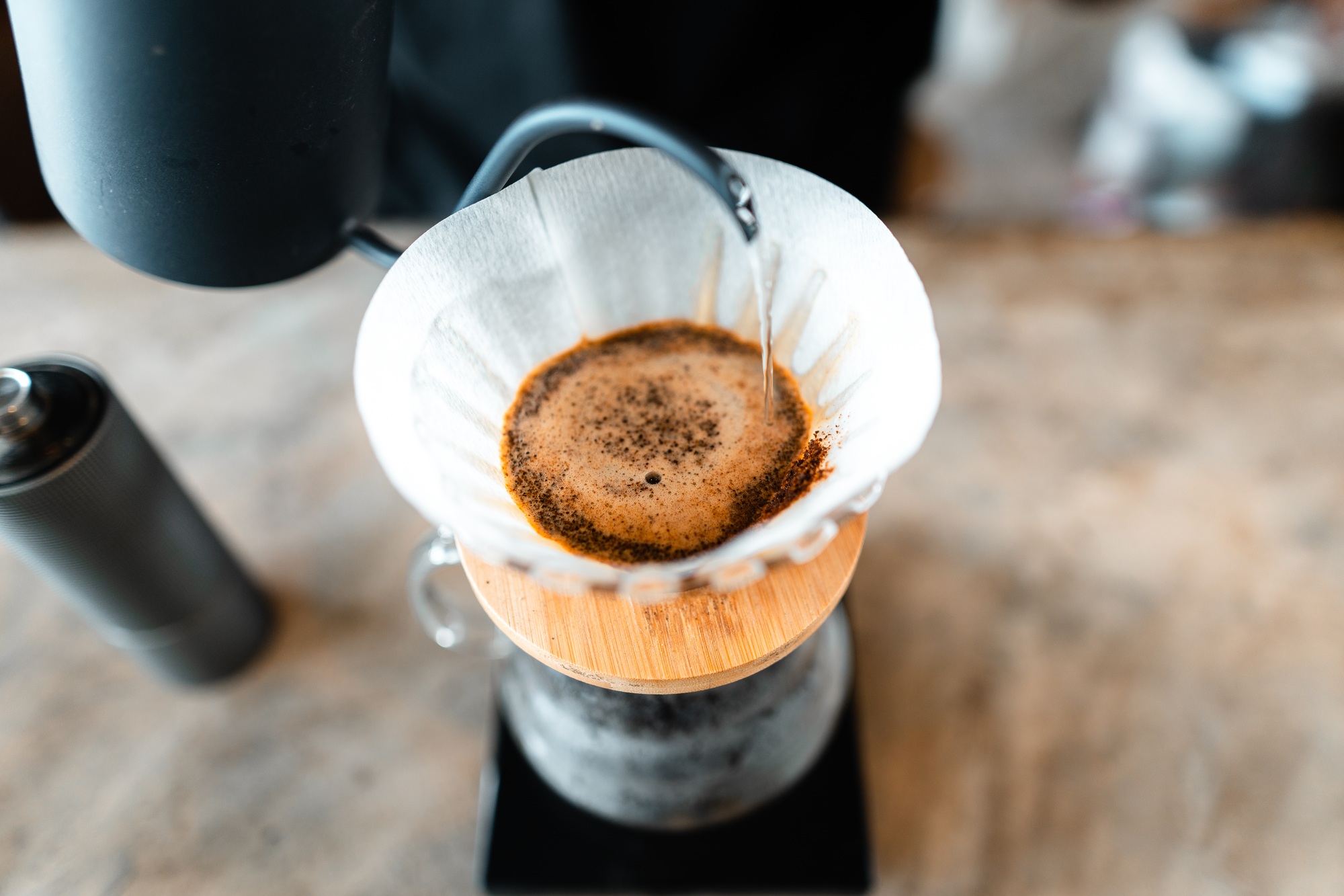 Drip coffee,Pouring hot water in the kettle into the coffee,brew coffee